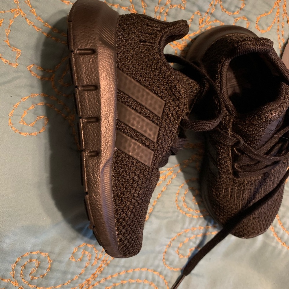 New Adidas SWIFT RUN X SHOES sz 7 child

AIRY MESH SHOES brand new never worn